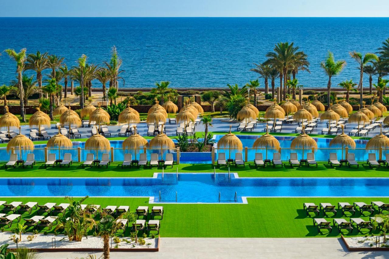 Cabogata Beach Hotel 雷塔马尔 外观 照片 The resort's pool area