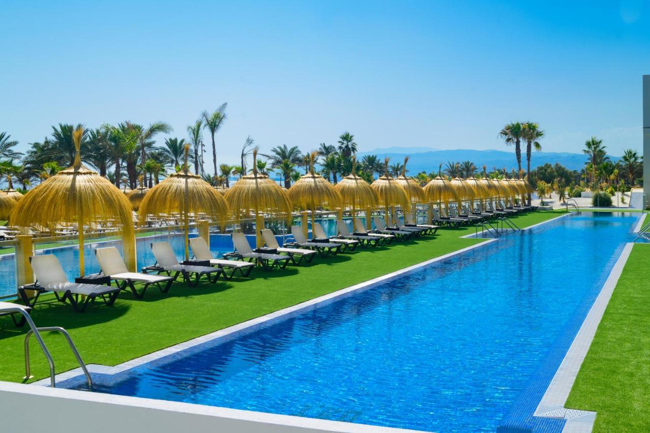 Cabogata Beach Hotel 雷塔马尔 外观 照片 The swimming pool at the hotel