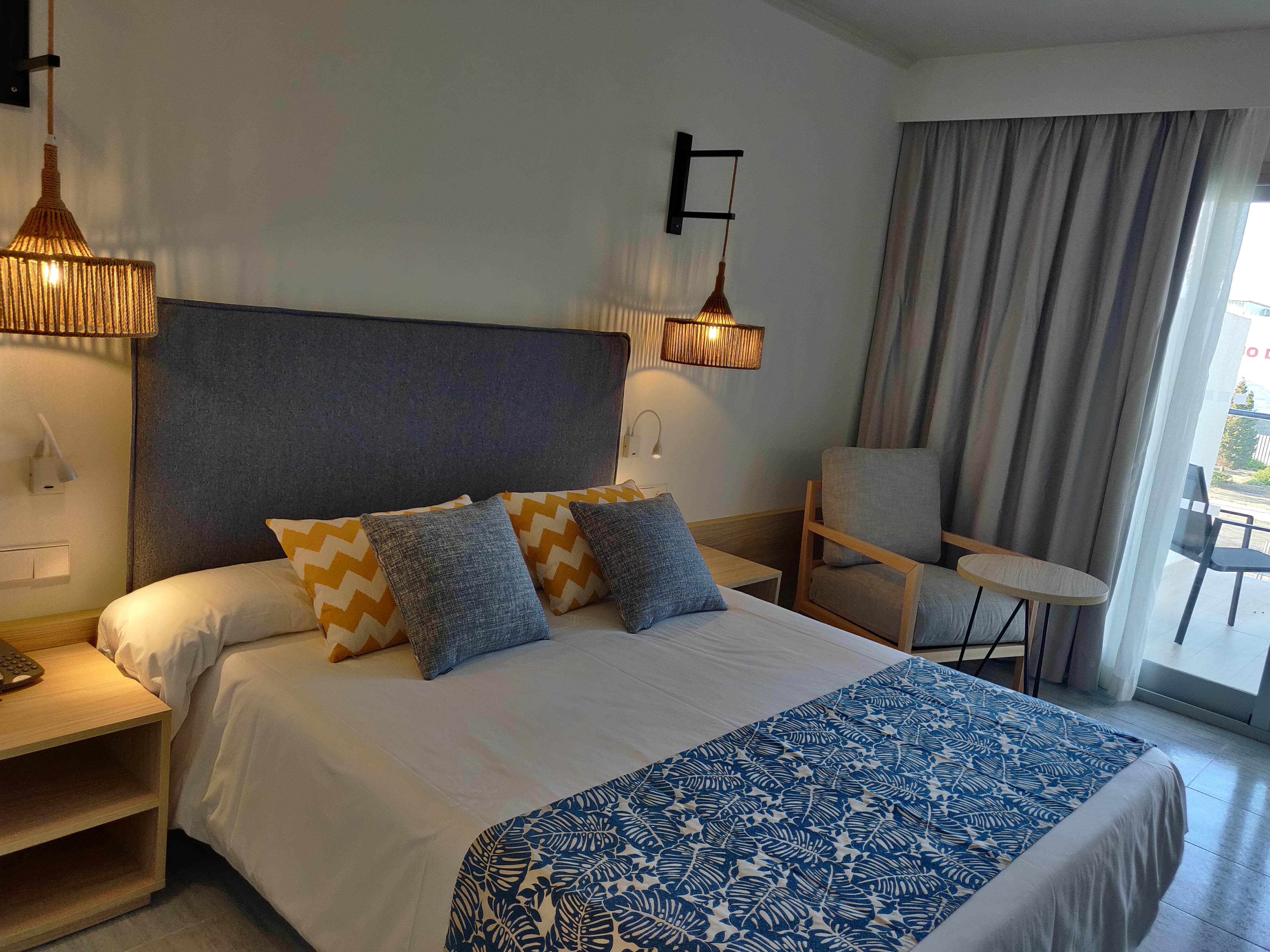Cabogata Beach Hotel 雷塔马尔 外观 照片 A bedroom in a hotel