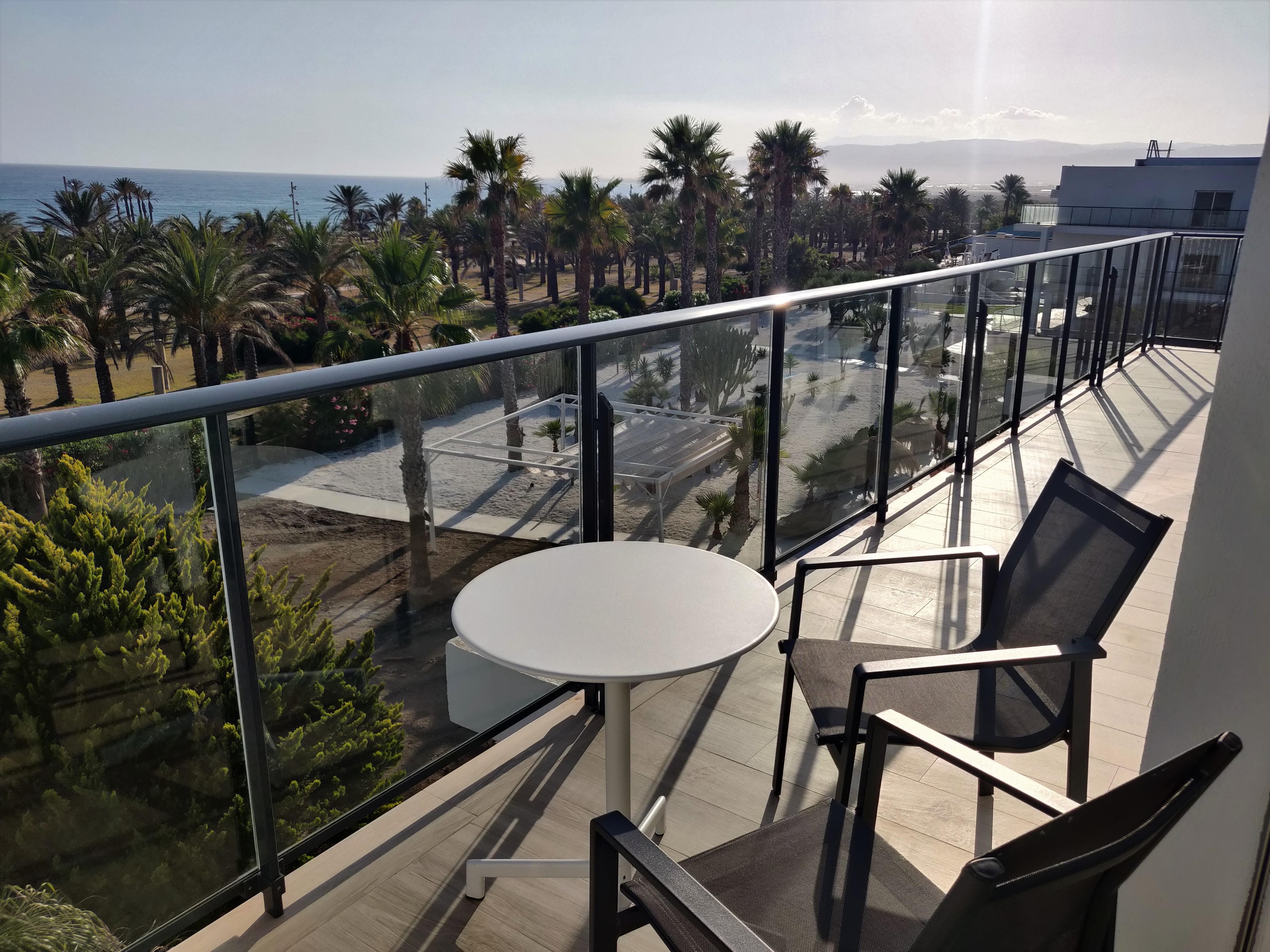 Cabogata Beach Hotel 雷塔马尔 外观 照片 A balcony in a hotel