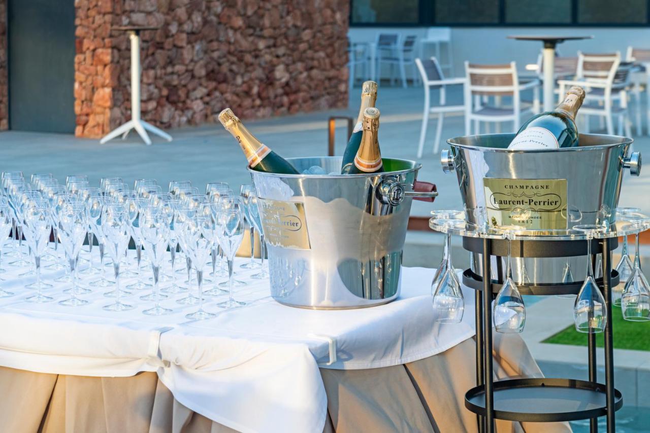 Cabogata Beach Hotel 雷塔马尔 外观 照片 Champagne bottles in champagne buckets