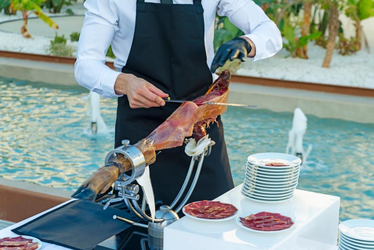 Cabogata Beach Hotel 雷塔马尔 外观 照片 Jamón being sliced