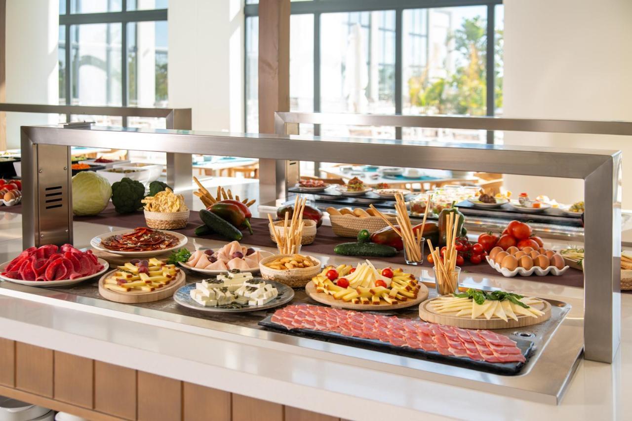 Cabogata Beach Hotel 雷塔马尔 外观 照片 A buffet at a hotel