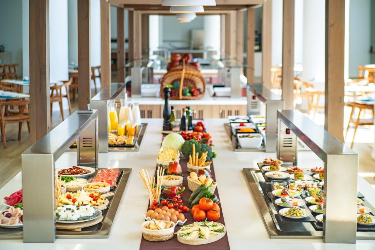 Cabogata Beach Hotel 雷塔马尔 外观 照片 A buffet at a hotel